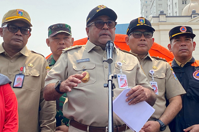 Wakil Gubernur DKI Jakarta, Rano Karno (tengah) memberikan paparan saat meninjau lokasi kebakaran di wilayah Kemayoran, Jakarta Pusat, Selasa (2/6/2026). Foto: Aditya Nugraha/kumparan