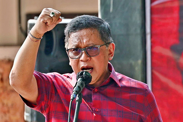 Sekjen PDIP Hasto Kristiyanto membuka rangkaian Bulan Bung Karno 2026 melalui pameran foto, surat, dan komik Bung Karno di kawasan Museum Multatuli, Rangkasbitung, Kabupaten Lebak, Banten, Selasa (2/6/2026). Foto: Dok. PDIP