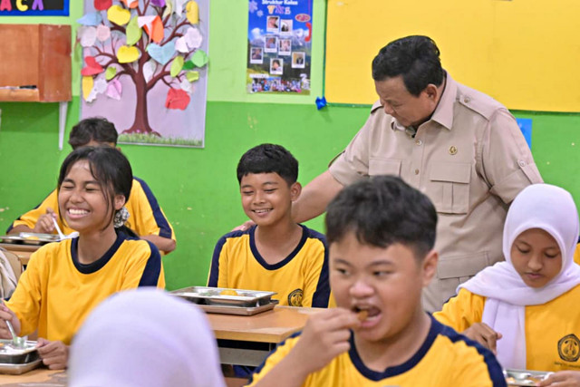 Presiden Prabowo Subianto meninjau pelaksanaan Program Makan Bergizi Gratis (MBG) di Sekolah Menengah Pertama Negeri (SMPN) 111 Jakarta pada Selasa (2/6/2026). Foto: Dok. Biro Pers, Media, dan Informasi Sekretariat Presiden
