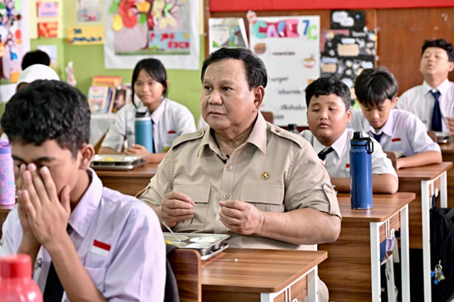 Presiden Prabowo Subianto meninjau pelaksanaan Program Makan Bergizi Gratis (MBG) di Sekolah Menengah Pertama Negeri (SMPN) 111 Jakarta pada Selasa (2/6/2026). Foto: Dok. Biro Pers, Media, dan Informasi Sekretariat Presiden
