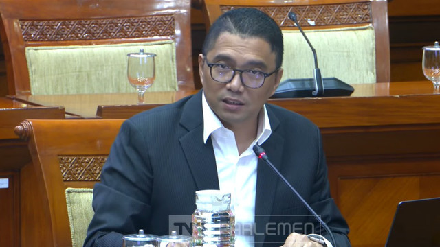 Dosen Fakultas Hukum Universitas Pancasila Fritz Edward Siregar saat RDPU dengan Komisi III DPR RI terkait RUU Polri di DPR, Selasa (2/6/2026). Foto: YouTube/ TVR Parlemen