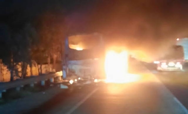 Kendaraan bus terbakar hebat di ruas Tol Jakarta-Cikampek (Japek) KM 55 B, tepatnya di Desa Anggadita, Kecamatan Klari, Karawang, Selasa (2/6/2026) dini hari. Foto: Dok. Istimewa