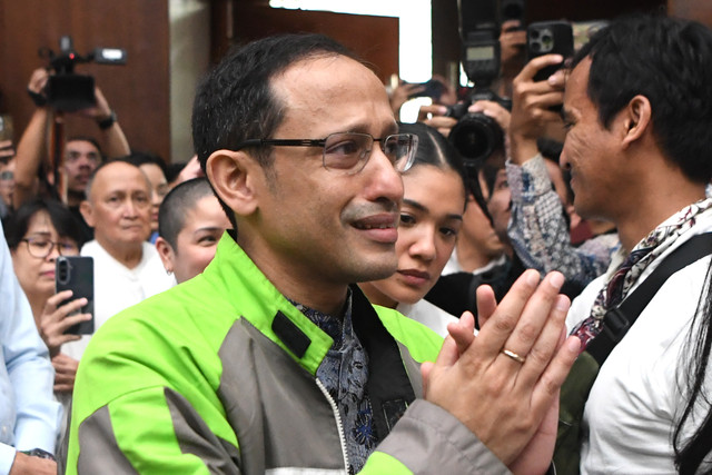 Terdakwa kasus dugaan korupsi pengadaan Chromebook dalam program digitalisasi pendidikan di Kemendikbudristek Nadiem Anwar Makarim (kiri) memasuki ruangan saat akan menjalani sidang pledoi di Pengadilan Tipikor, Jakarta, Selasa (2/6/2026). Foto: M Risyal Hidayat/ANTARA FOTO