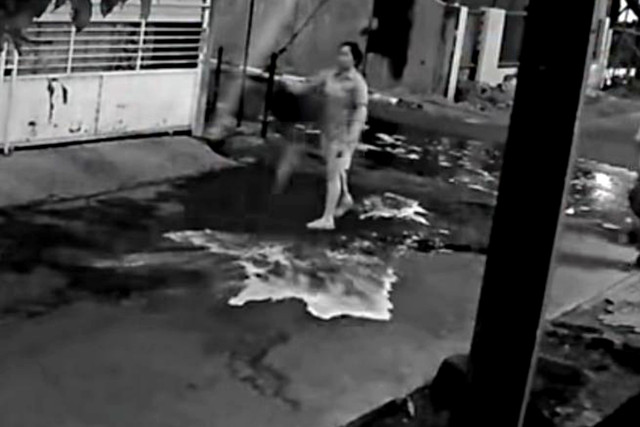 CCTV menjukkan warga di Pondok Makmur, Kecamatan Pasar Kemis, Kabupaten Tangerang membuang air dan kotoran hewan ke jalan. Foto: Dok. Istimewa