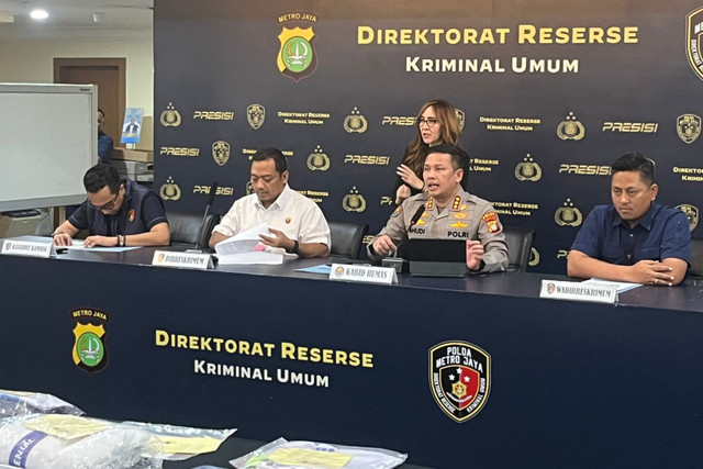 Dirkrimum Polda Metro Kombes Pol Iman Imannudin dan Kabid Humas Polda Metro Jaya Kombes Pol Budi Hermanto saat konferensi pers kasus penipuan travel umrah hananiah di Polda Metro, Selasa (2/6/2026). Foto: Rayyan/kumparan 