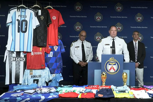 Inspektur David Ecklund dari Kepolisian Toronto memberikan keterangan terkait penyitaan jersey sepak bola palsu yang terbesar di Kanada, beberapa hari sebelum dimulainya Piala Dunia FIFA 2026, di Toronto, Ontario, Kanada, Senin (1/6/2026). Foto: Toronto Police Service via REUTERS