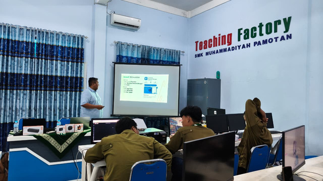 Tim Dosen UMY Latih Siswa SMK di Rembang Amankan Akun Digital