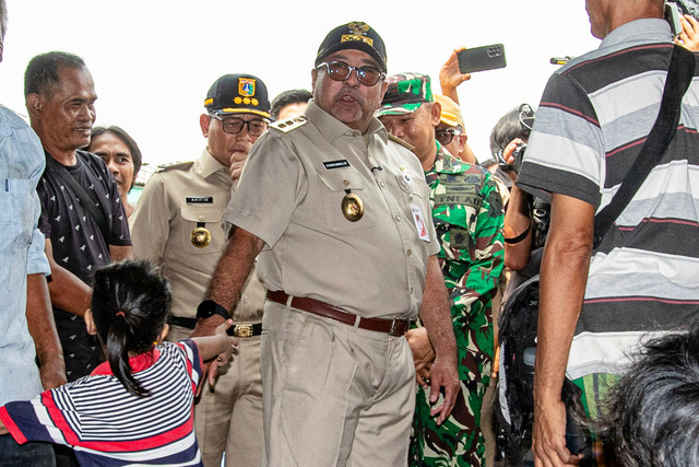 Wakil Gubernur DKI Jakarta Rano Karno (tengah) menyapa warga di lokasi pengungsian korban kebakaran di Kebon Kosong, Kemayoran, Jakarta, Selasa (2/6/2026). Foto: Rakha Raditya Yahya/ANTARA FOTO