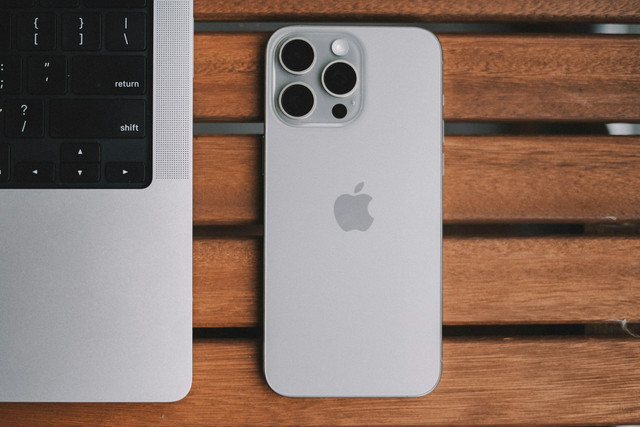 Ilustrasi iPhone 15 Pro vs Samsung S24 Ultra. Foto: Unsplash.