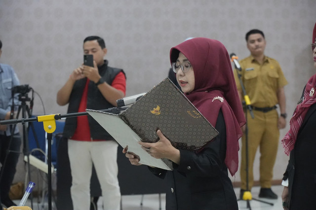 Bupati Pandeglang Raden Dewi Setiani secara resmi melantik sejumlah pejabat eselon II termasuk Ahmad Mursidi sebagai Staf Ahli Bidang Pemerintahan, Hukum dan Politi, di Aula Setda Pandeglang,  Selasa (26/5/2026). Foto: Dok. Istimewa