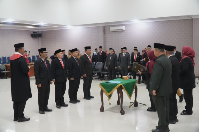 Bupati Pandeglang Raden Dewi Setiani secara resmi melantik sejumlah pejabat eselon II termasuk Ahmad Mursidi sebagai Staf Ahli Bidang Pemerintahan, Hukum dan Politi, di Aula Setda Pandeglang,  Selasa (26/5/2026). Foto: Dok. Istimewa