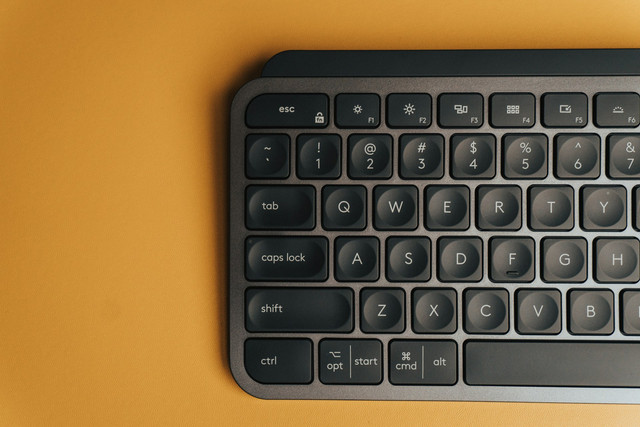 Ilustrasi cara memunculkan keyboard di layar laptop. Foto: Unsplash.