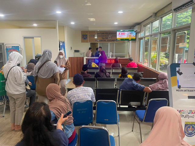 Penumpukan antrean warga terjadi di Kantor Kecamatan Cimanggis, Depok, Selasa (2/6/2026) Foto: kumparan