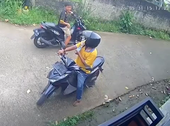 Seorang pelajar menjadi korban penipuan dengan modus berpura-pura menanyakan alamat. Peristiwa terjadi di kawasan Jalan Abdul Fatah, Kelurahan Pengasinan, Depok, Minggu 31/05 sekitar pukul 15.15 WIB. Foto: Dok. Istimewa