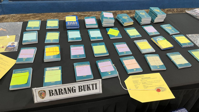 Barang bukti yang ditampilkan saat konferensi pers kasus penipuan travel dan umrah Hanania Tour and Travel di Polda Metro Jaya, Selasa (2/6/2026). Foto: Gitario Vista Inasis/kumparan