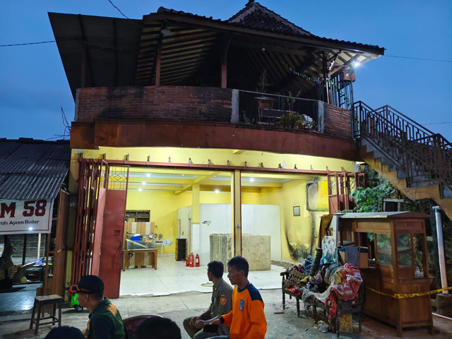 Agus Yani (61 tahun), pemilik rumah yang terbakar misterius puluhan kali di Seyegan Sleman. Update terkini kebakaran terjadi 81 kali termasuk di ruko yang berada di sisi utara rumah, Selasa (2/6/2026). Foto: Arfiansyah Panji Purnandaru/kumparan