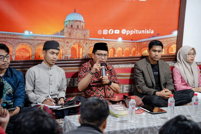 Duta Besar Republik Indonesia untuk Tunisia, Zuhairi Misrawi, saat menghadiri diskusi, "Saatnya Kaum Muda Menjiwai dan Membumikan Pancasila" dalam rangka Hari Lahir Pancasila 1 Juni 1945 di Sekretariat PPI Tunisia, Tunis (1/6/2026). Foto: Dok. Istimewa