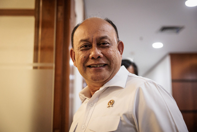 Kepala Badan Gizi Nasional Dadan Hindayana memberikan reaksi seusai rapat koordinasi pelaksanaan Program Makan Bergizi Gratis (MBG) di Kementerian Koordinator Bidang Pangan, Jakarta, Senin (3/3/2025). Foto: Yasuyoshi Chiba/AFP