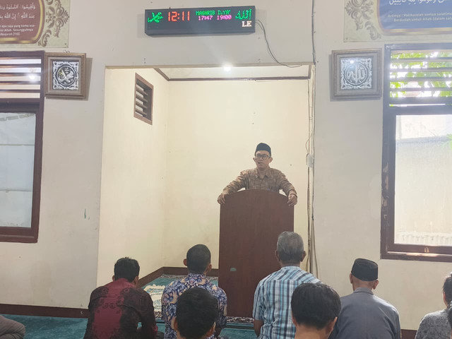 Deni Darmawan menyampaikan kajian tematik tentang Ruh Pancasila sejalan Dengan Spirit Islam. Foto: Dokumentasi pribadi