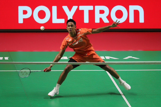 Aksi tunggal putra Indonesia, Alwi Farhan, saat menghadapi perlawanan sengit dari Lakshya Sen (India) pada babak pertama POLYTRON Indonesia Open 2026 di Istora Senayan, Jakarta, Selasa (2/6/2026). Alwi menang dua gim langsung 21-19, 21-16. Foto: Jamal Ramadhan/kumparan