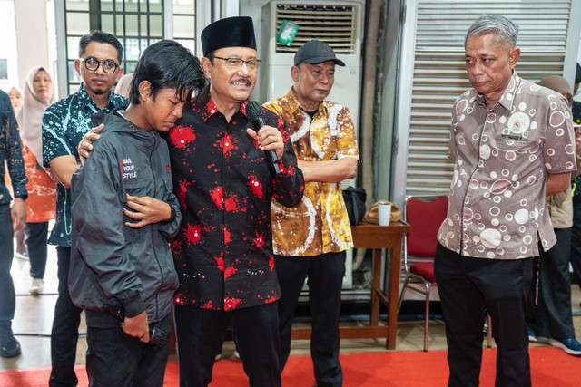 Menteri Sosial Saifullah Yusuf dan Wakil Menteri Sosial Agus Jabo Priyono mengunjungi Sekolah Rakyat Menengah Pertama (SRMP) 10 Bogor, Selasa (2/6/2026). Foto: Dok. Kemensos