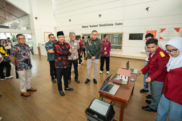 Menteri Sosial Saifullah Yusuf dan Wakil Menteri Sosial Agus Jabo Priyono mengunjungi Sekolah Rakyat Menengah Pertama (SRMP) 10 Bogor, Selasa (2/6/2026). Foto: Dok. Kemensos