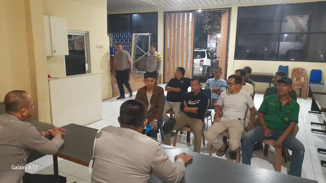 Polisi berdialog dengan warga Pasar Kemis terkait buang limbah rumah tangga dan kotoran hewan ke jalan. Dok. Istimewa