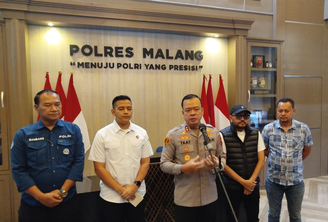 Kapolres Malang AKBP Muhammad Taat Resdi (tengah) didampingi Presidium Aremania Utas Ali Rifki (dua kanan) di Polres Malang. Dok. kumparan