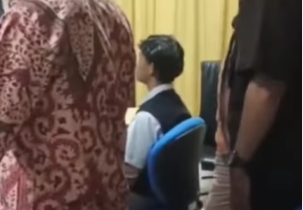 Mahasiswa PNJ yang kepergok berciuman sesama jenis di perpustakaan kampus. Dok. Istimewa