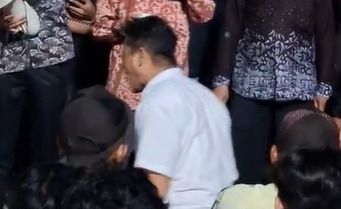 Orang tua pelaku saat akan bersujud meminta maaf atau perbuatan anaknya yang berciuman sesama jenis di perpustakaan PNJ. Dok. Istimewa