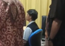 Mahasiswa PNJ yang kepergok berciuman sesama jenis di selasar perpustakaan kampus. Dok. Istimewa
