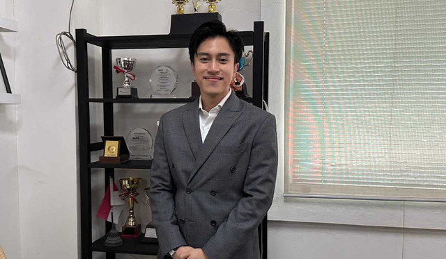 Dr. S. Ragahdo Yosodiningrat, S.H., LL.M., atau yang akrab disapa Aga. Alumni Fakultas Hukum Universitas Pelita Harapan (FH UPH) angkatan 2013 ini kini menjabat sebagai Associate Partner di firma hukum Henry Yosodiningrat & Partners.