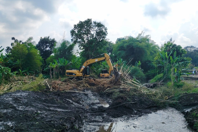 Alat berat dikerahkan untuk mencari sumber penyebab kebakaran yang terjadi puluhan kali di sebuah rumah di Kapanewon Seyegan, Kabupaten Sleman, Rabu (3/6/2026). Foto: Arfiansyah Panji Purnandaru/kumparan