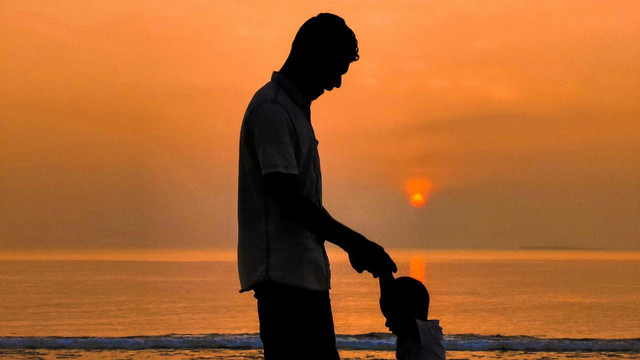 Ilustrasi ayah dan anak di tepi pantai yang menggambarkan kedekatan emosional dalam keluarga. Sumber gambar: Pexels, foto oleh Rayyan Mohamed. Gambar digunakan sebagai ilustrasi umum, bukan representasi diagnosis psikologis tertentu.
