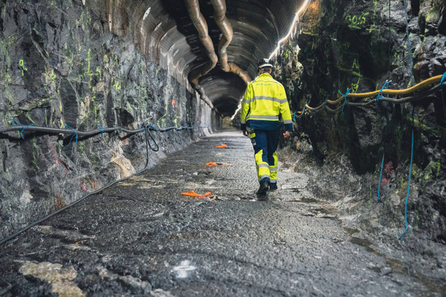 Pekerja berjalan di salah satu terowongan yang merupakan bagian tempat penyimpanan permanen pertama di dunia untuk limbah nuklir radioaktif bekas di fasilitas nuklir Onkalo di Eurajoki, Finlandia, pada 18 Mei 2026. Foto: Alessandro RAMPAZZO / AFP