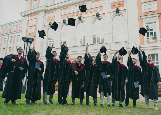 Ilustrasi kelulusan SMA. Foto: Unsplash