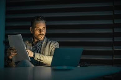 Bukan gak loyal, tapi aktif upgrade skill dan memperluas relasi di luar jam kerja adalah bentuk tanggung jawab pada masa depan sendiri. (Foto: ShutterStock)
