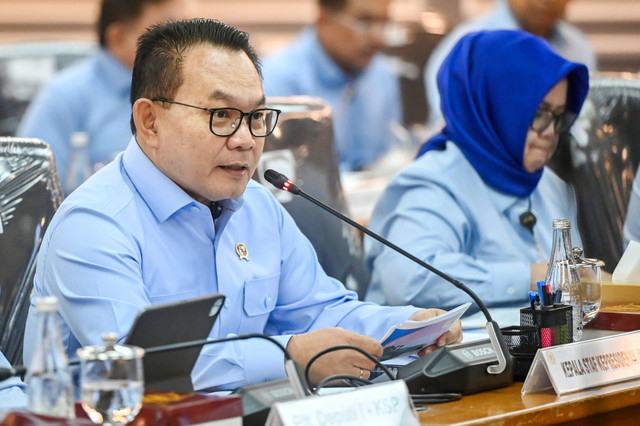 Kepala Kantor Staf Kepresidenan (KSP) Jenderal TNI (Purn) Dudung Abdurachman (kiri) menyampaikan paparan saat rapat kerja dengan Komisi XIII DPR di Kompleks Parlemen, Senayan, Jakarta, Rabu (3/6/2026). Foto: Rivan Awal Lingga/ANTARA FOTO