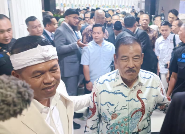 Gubernur Jawa Barat Dedi Mulyadi dan Komisaris PT Persib Bandung Bermartabat sekaligus Manajer Persib Bandung, Umuh Muchtar. Foto: Abisatya/kumparan