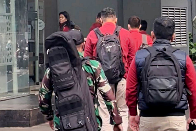Penyidik tambahan saat memasuki Kantor BGN di Jalan Kebon Sirih, Jakarta Pusat, Rabu (3/6/2026). Foto: Ryan Iqbal/kumparan
