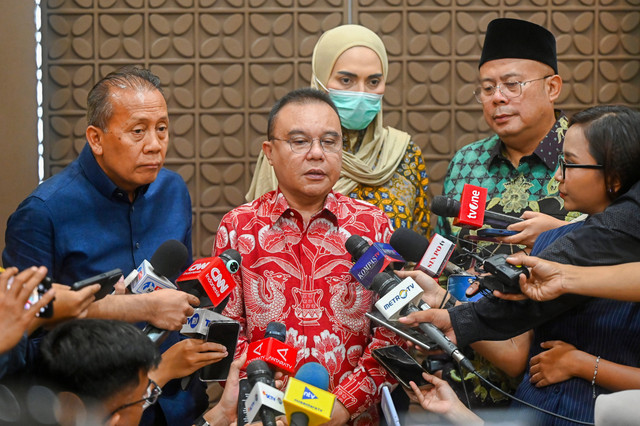Wakil Ketua DPR Sufmi Dasco Ahmad (tengah), Saan Mustopa (kiri), Sari Yuliati (kedua kanan) dan Cucun Ahmad Syamsurijal (kanan) menjawab pertanyaan wartawan usai rapat pimpinan DPR di Kompleks Parlemen, Senayan, Jakarta, Rabu (3/6/2026). Foto: Rivan Awal Lingga/ANTARA FOTO