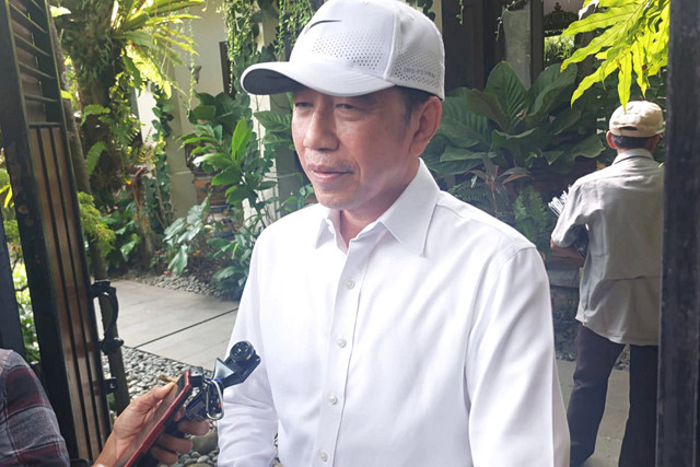 Joko Widodo menanggapi kasus korupsi Nadiem Makarim di kediamannya. Foto: Dok. tim kumparan