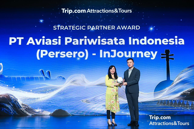 VP Commercial Partnership & Ecosystems InJourney, Veronica Misako (kiri) saat menerima penghargaan Strategic Partner dalam ajang Trip.com Group Envision 2026 Global Conference di Shanghai, China pada Minggu (28/5). Foto: Dok. InJourney