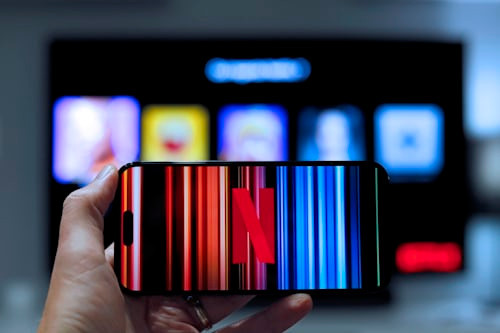 Ilustrasi Cara Menghubungkan HP ke TV, Foto: Unsplash/Mathieu Improvisato
