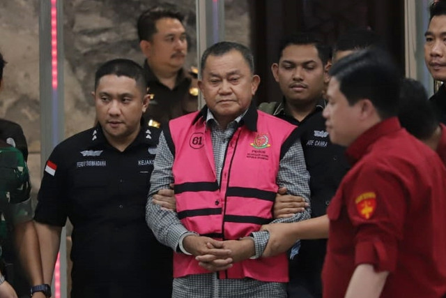Mantan Wakil Kepala Badan Gizi Nasional (BGN) Lodewyk Pusung mengenakan rompi tahanan usai menjalani pemeriksaan di Kejaksaan Agung, Jakarta, Rabu (3/6/2026). Foto: Jamal Ramadhan/kumparan