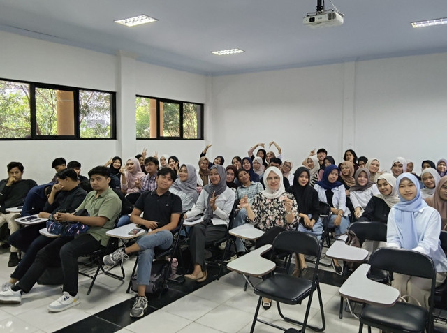 Penulis dengan para mahasiswa. Foto: Dokumentasi pribadi