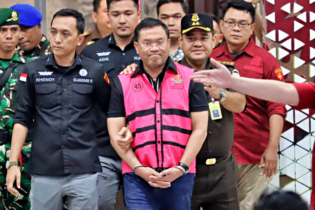 Mantan Wakil Kepala Badan Gizi Nasional (BGN) Sony Sonjaya mengenakan rompi tahanan usai menjalani pemeriksaan di Kejaksaan Agung, Jakarta, Rabu (3/6/2026). Foto: Jamal Ramadhan/kumparan
