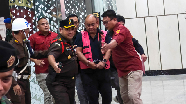 Mantan kepala program makan siang gratis sekolah Indonesia, Dadan Hindayana, ditahan oleh Kejaksaan Agung di Jakarta pada 3 Juni 2026. Foto: BAY ISMOYO / AFP