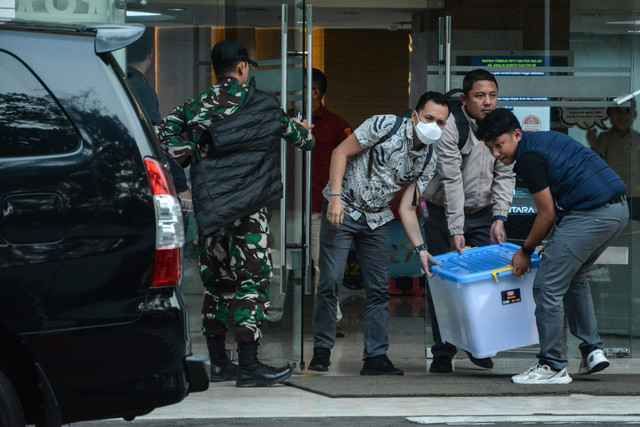 Sejumlah petugas Penyidik Pidana Khusus (Pidsus) Kejaksaan Agung berjalan menuju mobil usai melakukan penggeledahan di Kantor Badan Gizi Nasional (BGN), Jakarta, Rabu (3/6/2026). Foto: Ahmad Naufal Oktavian/ANTARA FOTO