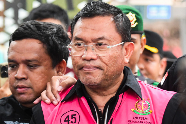 Tersangka dugaan tindak pidana korupsi tata kelola program Makan Bergizi Gratis (MBG) pada Badan Gizi Nasional (BGN) Sony Sonjaya (kanan) berjalan memasuki mobil tahanan di Kejaksaan Agung, Jakarta, Rabu (3/6/2026). Foto: M Risyal Hidayat/ANTARA FOTO